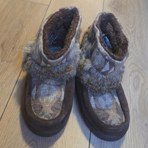 MANITOBAH MUKLUKS Moccasins Vibram Sole Trees Pattern Fur Brown Bootie W6 - Picture 2 of 6
